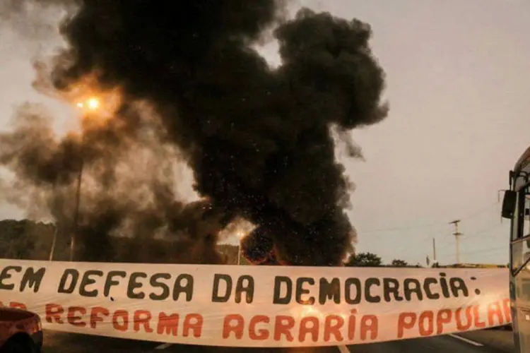 
	Protesto contra o impeachment fecha rodovia no Rio de Janeiro
 (@cutnacional / Reprodução)