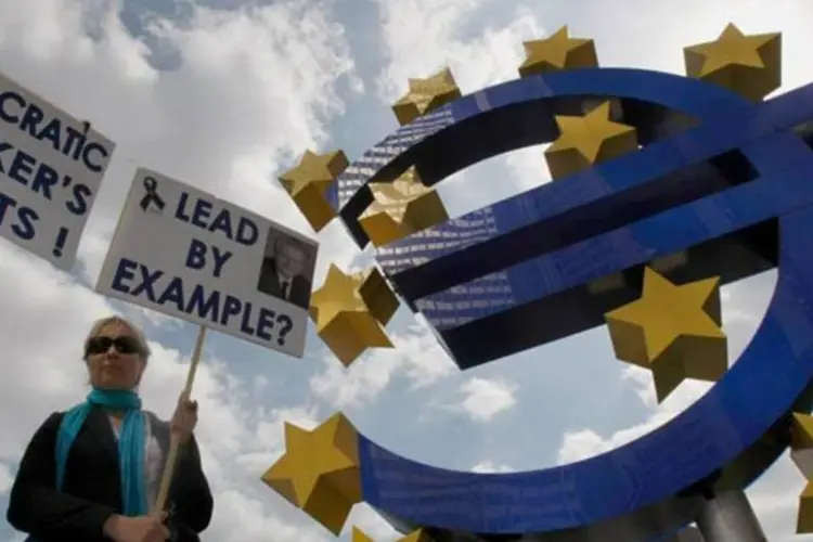Protestos na sede do BCE, em Frankfurt: crise preocupa os europeus (Alex Grimm/Getty Images)
