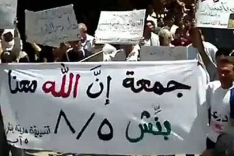 Reprodução de vídeo do You Tube mostra os protestos na Síria (AFP)