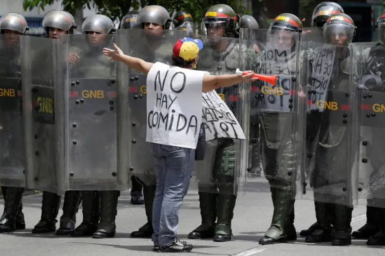 
	Venezuela: o pa&iacute;s sofre uma profunda crise pol&iacute;tica, social e econ&ocirc;mica, com grave escassez de alimentos e medicamentos, assim como a maior infla&ccedil;&atilde;o do mundo
 (Marco Bello / Reuters)