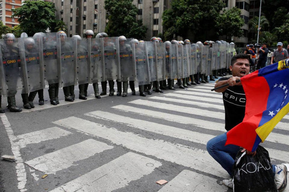 Médicos venezuelanos completam 72 horas em greve de fome