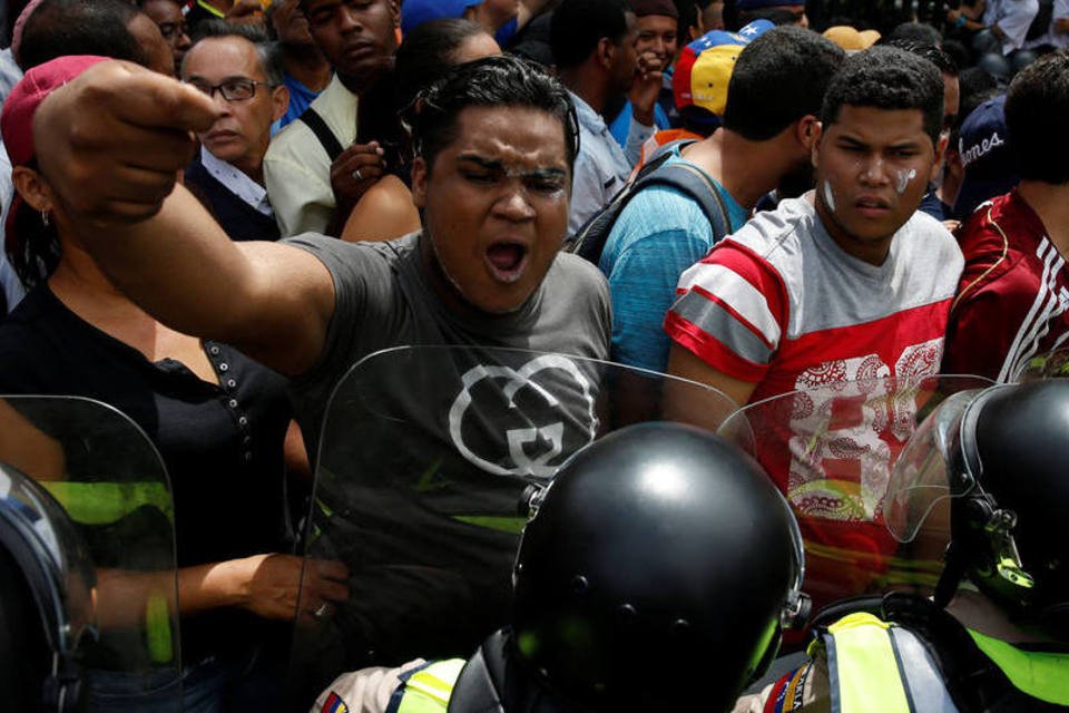 Sob estado de exceção, polícia venezuelana bloqueia protesto