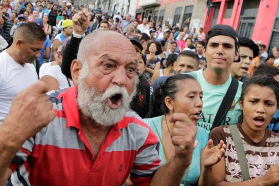 Desordem e roubos ameaçam saída política na Venezuela