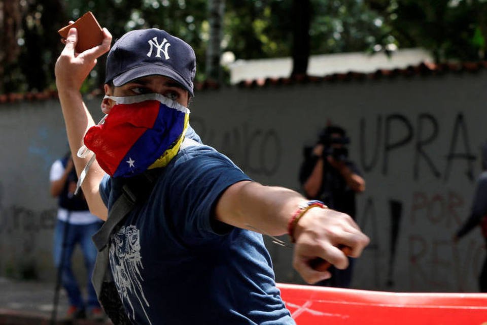 Estudantes e policiais se enfrentam em Caracas após protesto