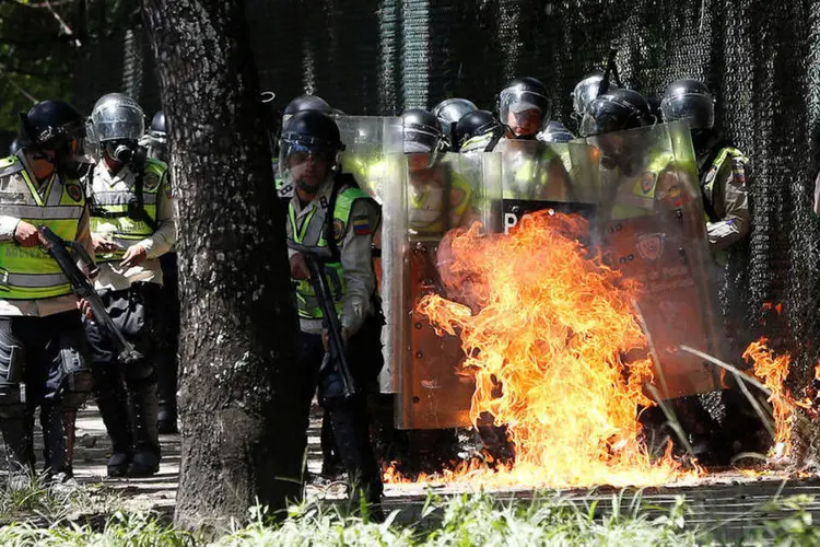 
	Protestos: durante a manifesta&ccedil;&atilde;o, apareceram v&aacute;rios supostos partid&aacute;rios do governo que, entre gritos e golpes, enfrentaram os opositores
 (Carlos Garcia Rawlins / Reuters)