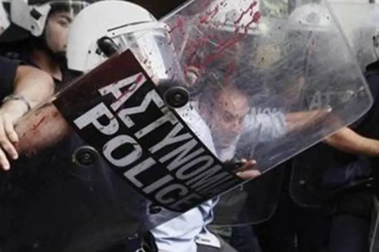 Centenas de filiados ao partido comunista da Grécia se reuniram em frente ao Ministério de Finanças com um cartaz dizendo "Nós não pagaremos!". País enfrenta protestos populares (John Kolesidis/Reuters)