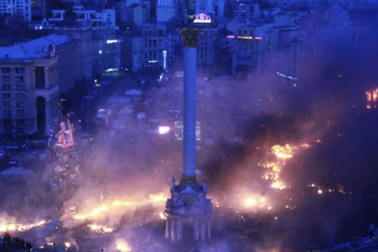 Fumaça sobe da Praça da Independência durante protestos antigoverno no centro de Kiev, na Ucrânia (Petro Zadorozhny/Reuters)
