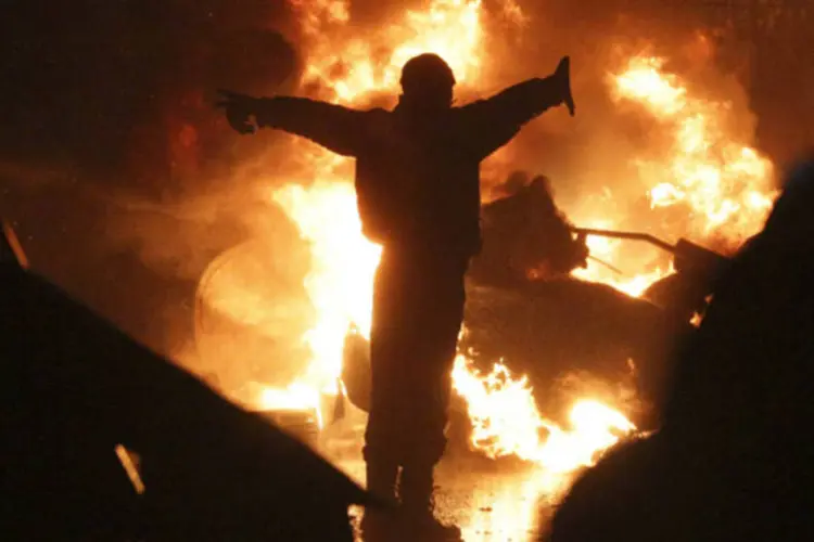 Manifestante anti-governo durante confrontos com a polícia na Praça da Independência, em Kiev, na Ucrânia (Konstantin Chernichkin/Reuters)