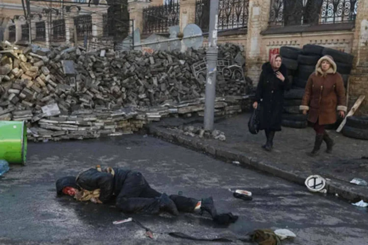 Pessoa ferida após confrontos entre manifestantes e forças policias em Kiev, na Ucrânia (Reuters)