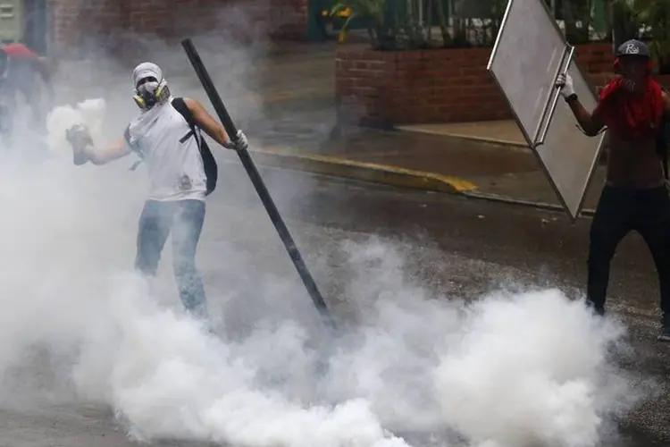 Manifestante durante confronto com as forças de segurança, após um protesto contra o governo de Nicolás Maduro, em Caracas (Carlos Garcia Rawlins/Reuters)