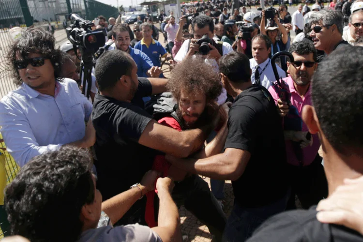 Manifestante a favor e contra o presidente Lula brigam perto do Palácio do Planalto, em Brasília (REUTERS/Ricardo Moraes)