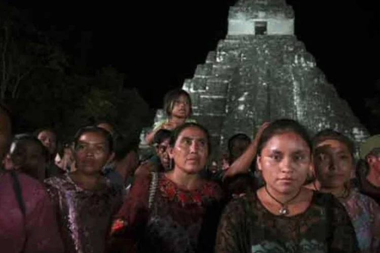 Aborígenes Kekchi se reúnem para protestar nas ruínas Tikal, em 20 de dezembro de 2012 (William Gularte / Reuters)