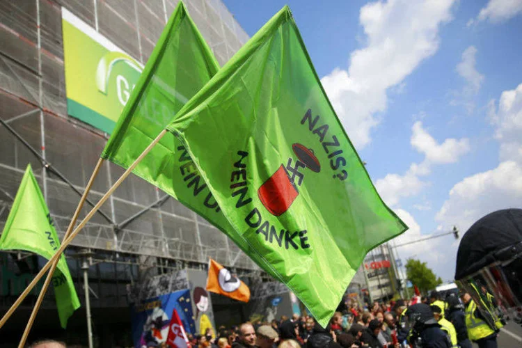 
	Protestos: tamb&eacute;m houve manifesta&ccedil;&otilde;es anti-nazistas em Berlim
 (REUTERS/Hannibal Hanschke)