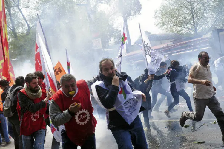 
	Protesto: O governo conservador-isl&acirc;mico proibiu as manifesta&ccedil;&otilde;es na emblem&aacute;tica pra&ccedil;a Taksim, em Istambul
 (REUTERS/Yagiz Karahan)