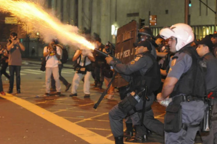 Manifestantes fazem passeata organizada por centrais sindicais pelo Dia Nacional de Luta, na Avenida Rio Branco, centro do Rio de Janeiro (Fernando Frazão/ABr)