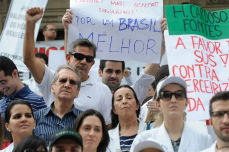 No Rio de Janeiro, cerca de 3 mil médicos também saíram às ruas para protestar contra a vinda dos colegas estrangeiros para o Brasil (Tânia Rêgo/ABr)