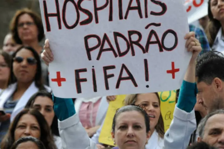 Cerca de três mil médicos também protestaram contra a vida dos colegas estrangeiros e por melhorias na saúde pública nesta quarta-feira no Rio de Janeiro (Tânia Rêgo/ABr)