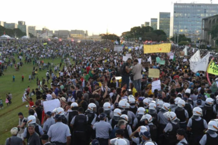 
	As manifesta&ccedil;&otilde;es foram mantidas mesmo ap&oacute;s diversas cidades do pa&iacute;s anunciarem o recuo no aumento da tarifa de transporte p&uacute;blico, reivindica&ccedil;&atilde;o que deflagrou a onda de protestos no Pa&iacute;s
 (Valter Campanato/ABr)