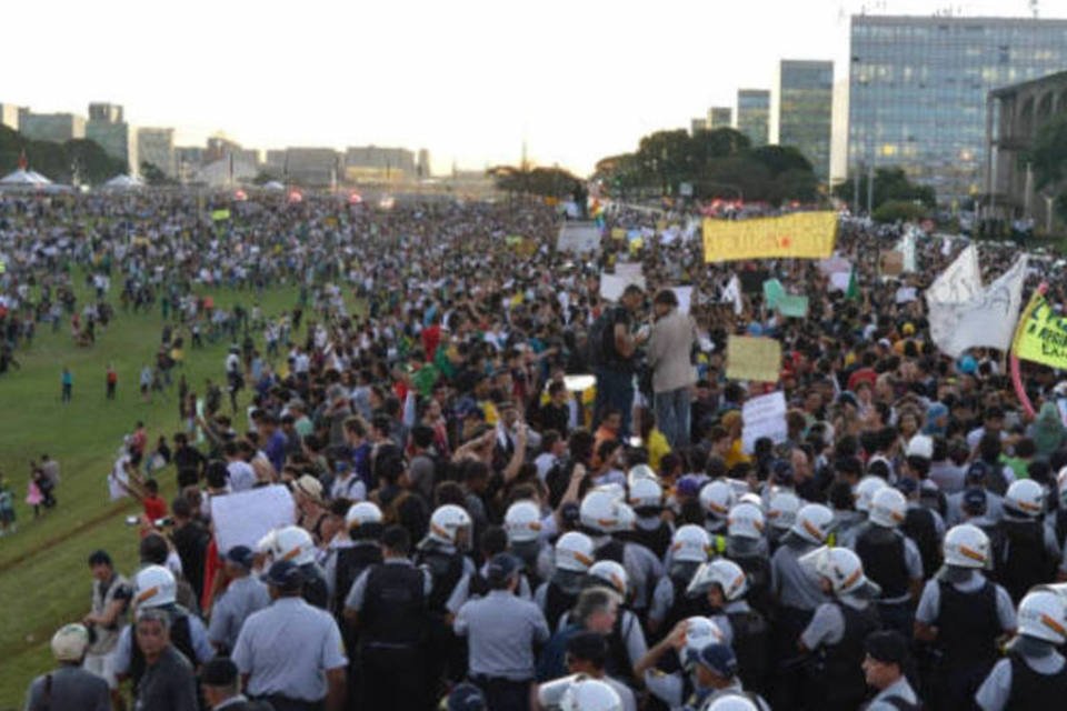 Um milhão de brasileiros saem às ruas em protesto; um morre