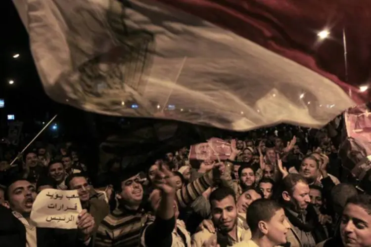 
	Protestos no Egito em frente ao Pal&aacute;cio Presidencial: A regi&atilde;o ficou repleta de ambul&acirc;ncias, jovens correndo e pequenos inc&ecirc;ndios causados pelos coquet&eacute;is molotov
 (REUTERS/Mohamed Abd El Ghany)