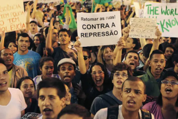 No início da noite, um grupo tentou invadir a sede da Prefeitura de São Paulo, o que levou à reação da Guarda Metropolitana (REUTERS/Alex Almeida)