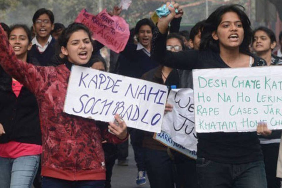 Premiê indiano pede calma após estupro de estudante