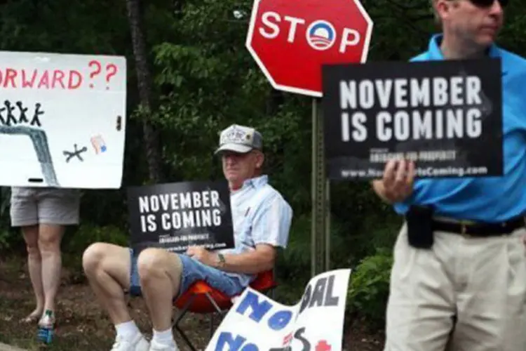 Moradores protestam contra Obama: outra questão que salta aos olhos no estudo é o que não se fala em relação às supostas qualidades de Obama e Romney (©AFP/Getty Images/File / Alex Wong)