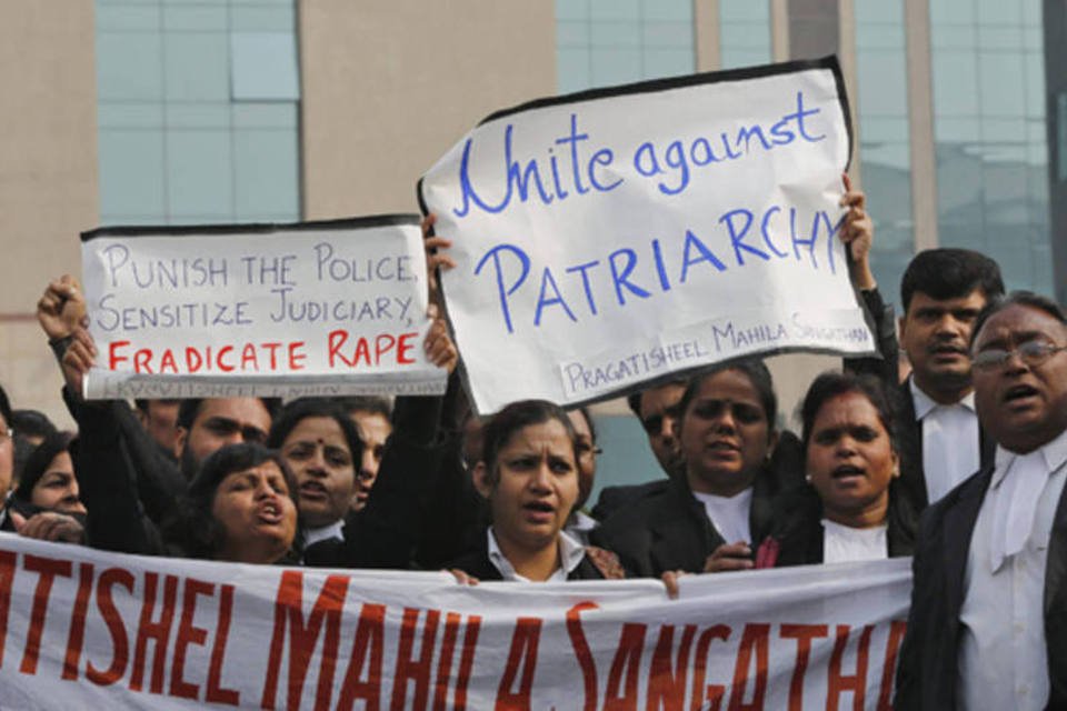 Acusados de estuprar jovem na Índia comparecem em tribunal