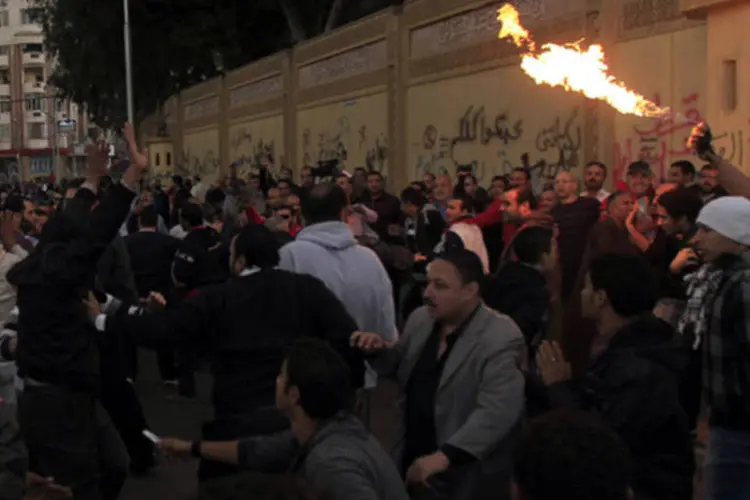 Manifestantes protestam contra o presidente egípcio Mohamed Mursi: os coquetéis molotov causaram, além disso, pequenos incêndios nas ruas próximas ao palácio (REUTERS)