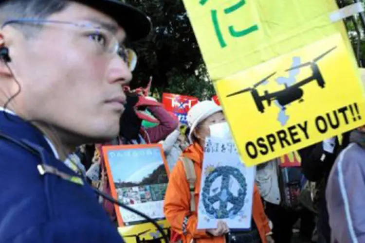 Japoneses protestam contra a presença de militares americanos: os dois militares teriam admitido o estupro durante o interrogatório (©AFP / Rie Ishii)