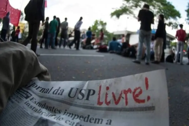 
	Protestos de estudantes da USP: participaram da vota&ccedil;&atilde;o, que ocorreu ontem (6) entre os pr&eacute;dios dos cursos de Hist&oacute;ria e Geografia, mais de 1,3 mil alunos
 (Marcelo Camargo/Agência Brasil)
