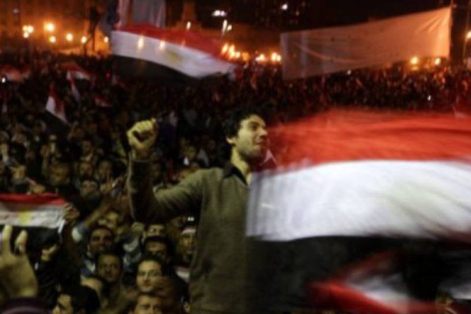 Multidão na praça Tahrir reage furiosa a discurso de Mubarak