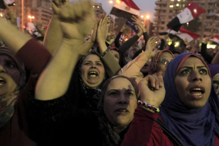 
	Manifestantes dizem que v&atilde;o permanecer na pra&ccedil;a at&eacute; que o decreto seja retirado
 (Mohamed Abd El Ghany/Reuters)