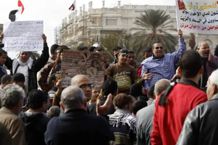 
	Manifestantes anti-Mursi: ele &eacute; acusado pela oposi&ccedil;&atilde;o de trair a &quot;revolu&ccedil;&atilde;o&quot; e por n&atilde;o resolver os graves problemas econ&ocirc;micos e sociais do pa&iacute;s
 (Amr Abdallah Dalsh/Reuters)