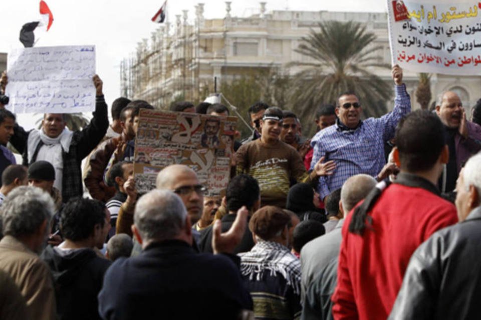 Manifestantes entram em confronto em comício no Egito