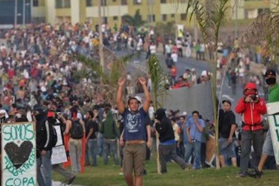 Brasil tem mais um dia de protestos com batalha em BH