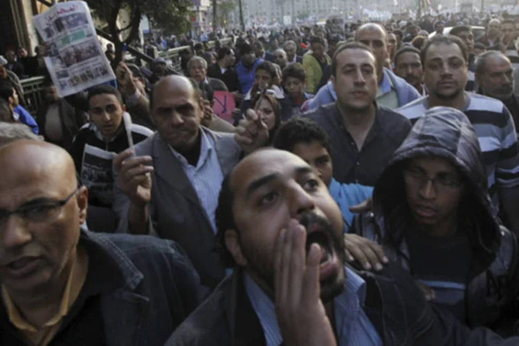 
	Membros da oposi&ccedil;&atilde;o ao governo do presidente eg&iacute;cpio Mohamed Mursi protestam contra Constitui&ccedil;&atilde;o: no primeiro dia da vota&ccedil;&atilde;o o &quot;sim&quot; &agrave; Constitui&ccedil;&atilde;o teve 57% dos votos
 (Amr Abdallah Dalsh/Reuters)