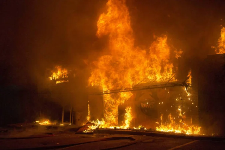 
	Estabelecimento pega fogo ap&oacute;s protestos em Ferguson
 (Getty Images)