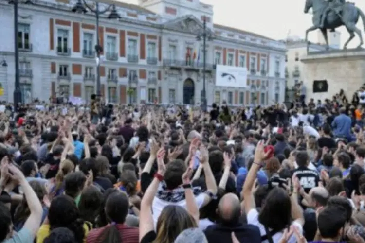 Cerca de mil manifestantes se reuniram nessa terça-feira no centro de Madri, respondendo às convocações feitas através das redes sociais (AFP / Dominique Faget)