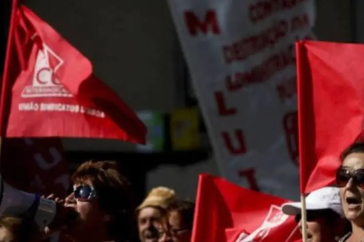 Segundo organizadores, cerca de 130.000 funcionários públicos e trabalhadores do setor privado saíram às ruas de Lisboa (Patricia de Melo Moreira / AFP)