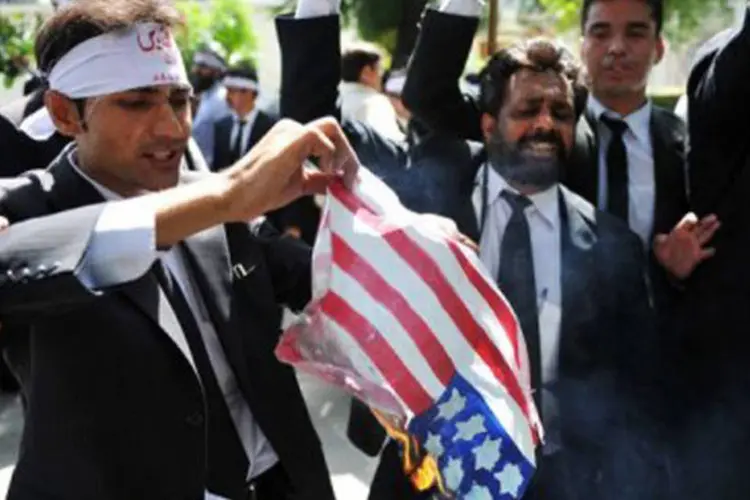 Advogados paquistaneses queimam bandeiras americanas: a Al-Azhar, principal autoridade do islã sunita, com sede no Cairo, condenou a publicação dessas caricaturas (©AFP / Aamir Qureshi)
