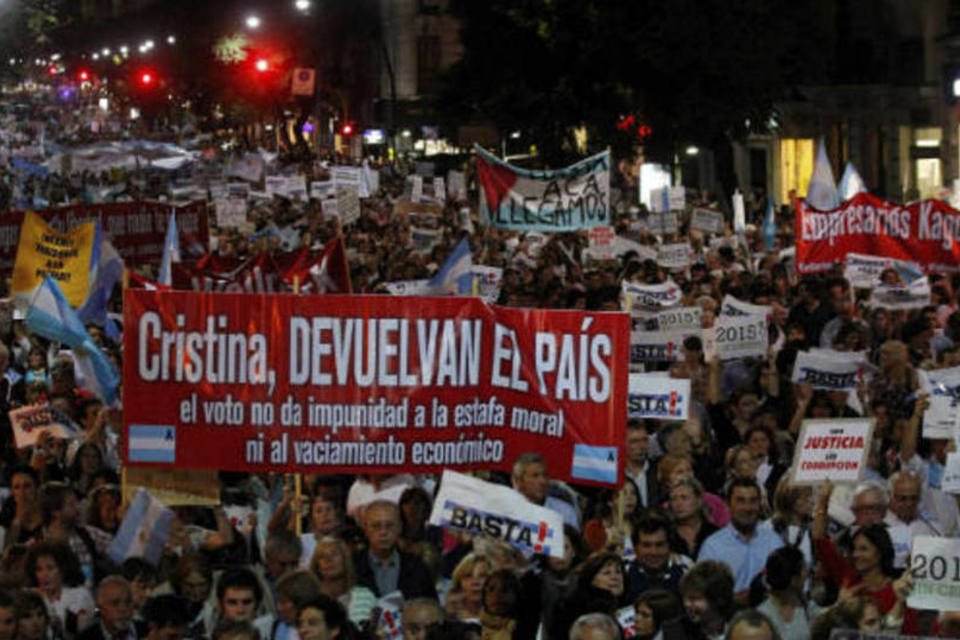 Milhares de argentinos protestam contra governo