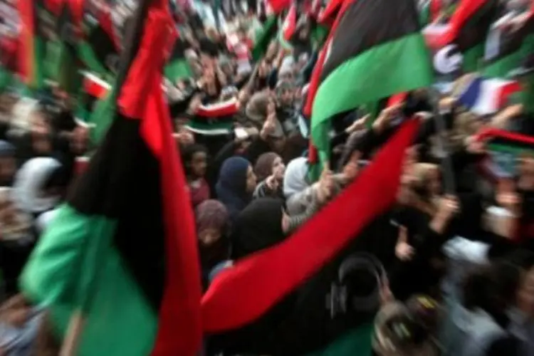 "Abaixo a Otan", entoavam nesta sexta-feira cerca de 400 manifestantes reunidos no feudo rebelde líbio de Benghazi (AFP  Vasileios Filis)