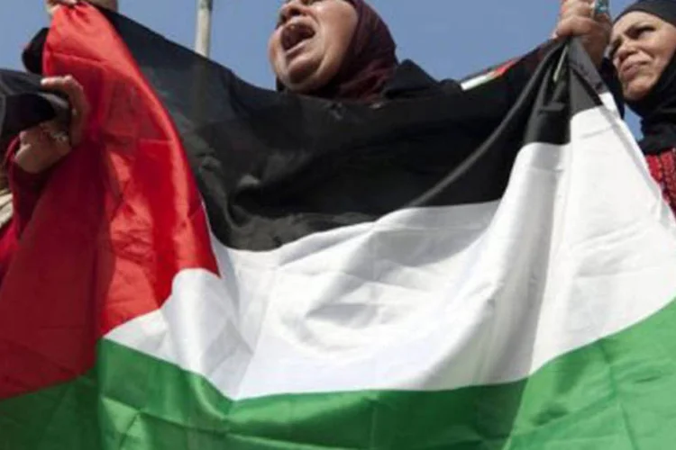 Mulheres levam a bandeira palestina para protestar contra a prisão de Hanaa al-Shalabi, em Israel (©AFP / Ahmad Gharabli)