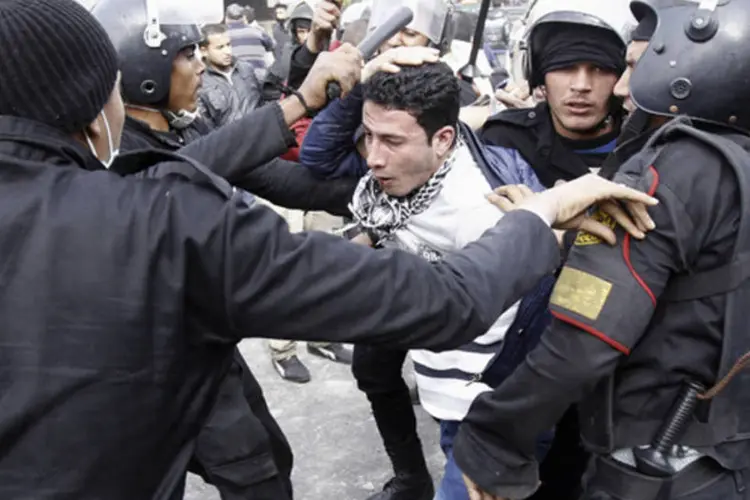 Tropa de choque prende um manifestante (centro) que protesta contra o presidente egípcio, Mohamed Mursi, no Cairo (Mohamed Abd El Ghany/Reuters)