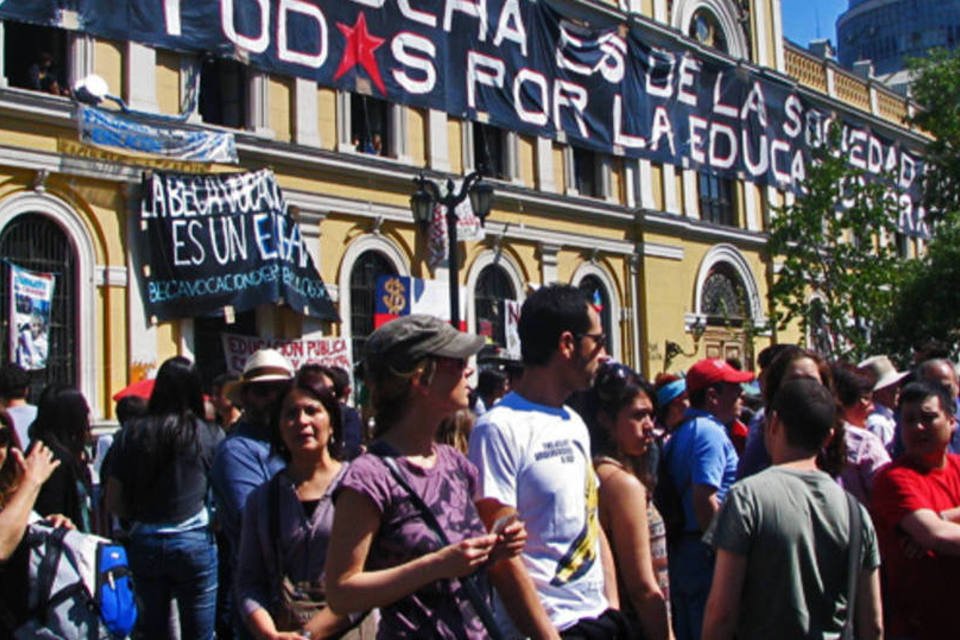 Estudantes voltam a enfrentar a polícia no Chile