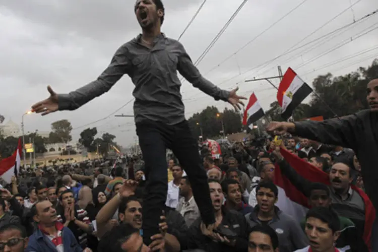 Manifestantes protestam contra Mursi em frente do palácio presidencial em Cairo: houve confrontos dos manifestantes com a polícia (Amr Abdallah Dalsh/Reuters)