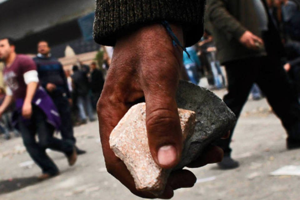 Distúrbios entre soldados e manifestantes recomeçam no Cairo