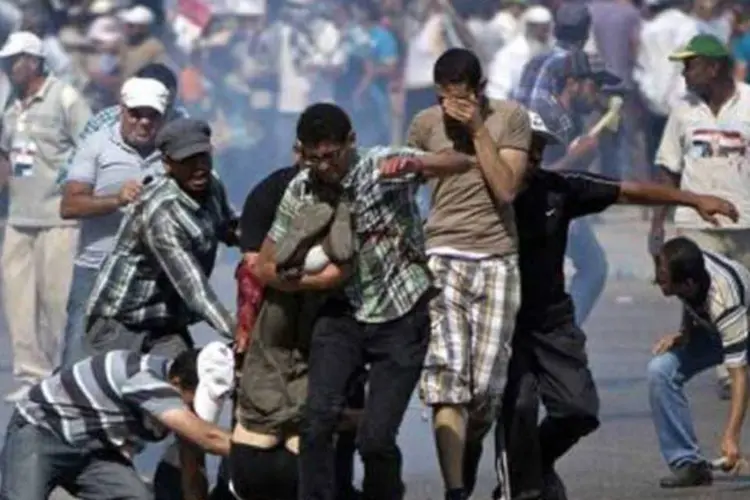 
	Confrontos no Egito: presid&ecirc;ncia pediu aos manifestantes que se afastem&nbsp;&quot;dos centros vitais e das instala&ccedil;&otilde;es militares&quot;&nbsp;do pa&iacute;s e insistiu que todas as partes devem se controlar
 (AFP)