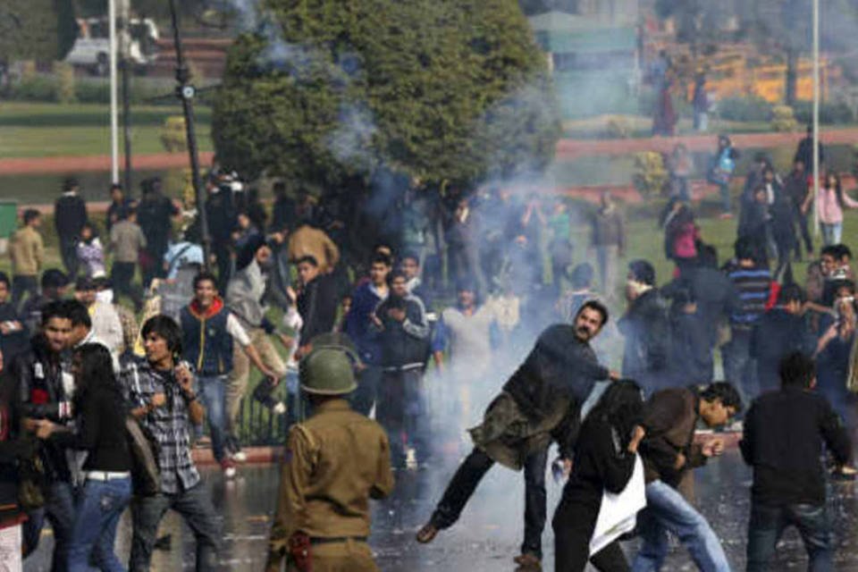 Manifestante joga de volta recipiente com gás lacrimogênio atirado pela polícia em Nova Déli, durante protestos por mais segurança na Índia, em 22 de dezembro de 2012 (Ahmad Masood / Reuters)